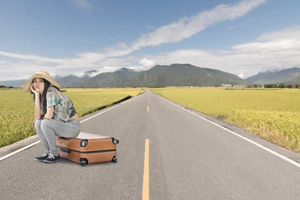 Woman travel and wait — Stock Photo, Image