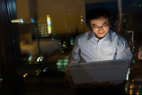 Homem trabalho à noite — Fotografia de Stock