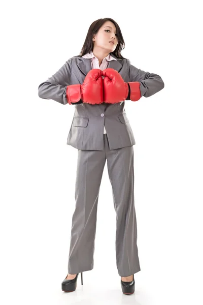 Vrouw met bokshandschoenen — Stockfoto