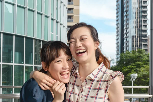 Mujer asiática con amigos —  Fotos de Stock