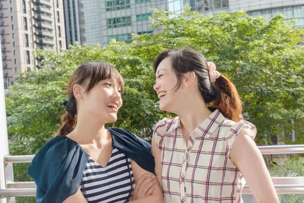 Aziatische vrouw met vrienden — Stockfoto