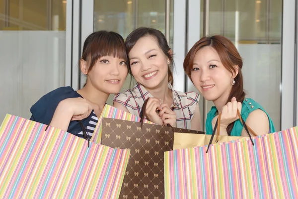Asiatische Frauen einkaufen — Stockfoto