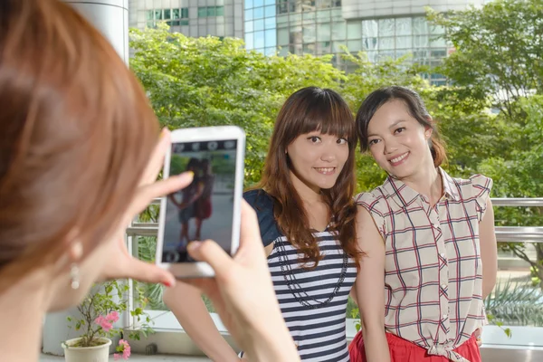 Tomar fotos por teléfono inteligente — Foto de Stock