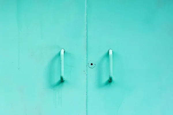 Vieja puerta de metal con un ojo de cerradura — Foto de Stock