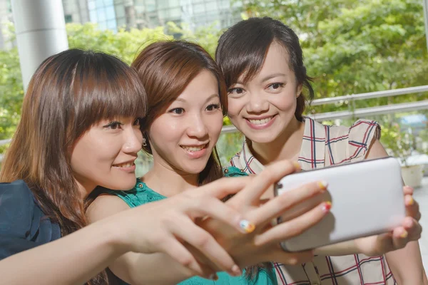 Selfie med vänner — Stockfoto