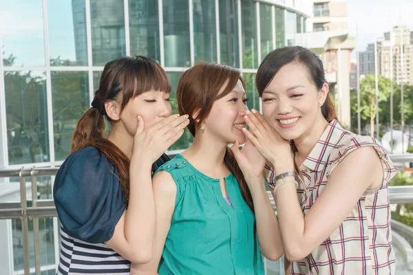 Asiatiska vänner viskning — Stockfoto