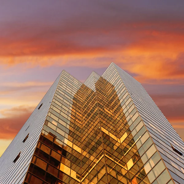 Bürohochhaus unter dramatischem Himmel — Stockfoto