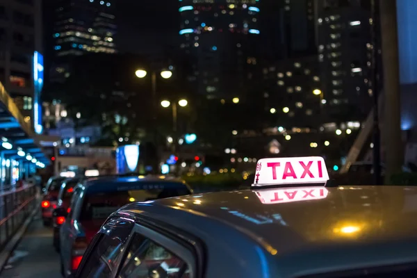 Такси в ночь — стоковое фото