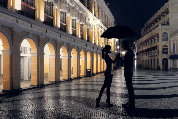 Par stående i regnar gatan — Stockfoto
