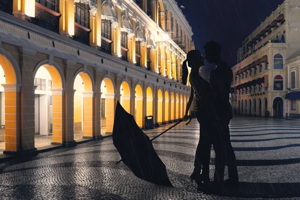 雨が降って通りに立っているをカップルします。 — ストック写真
