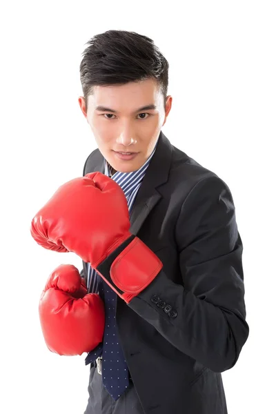 Asiático homem de negócios com luvas de boxe — Fotografia de Stock