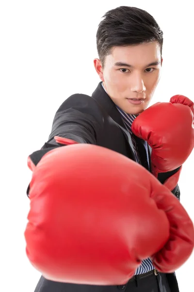 Asiático homem de negócios com luvas de boxe — Fotografia de Stock