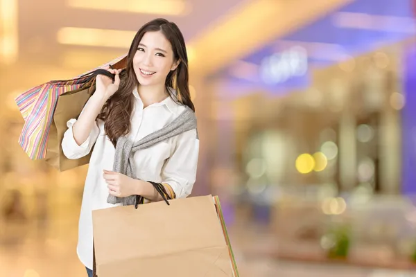 Asiatisk kvinna shopping — Stockfoto