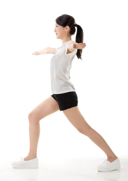 Flickan gör stretch övning — Stockfoto