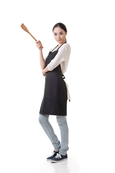 Femme au foyer tenir une spatule — Photo
