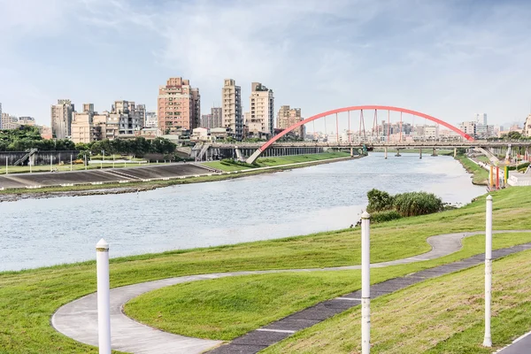 Paisaje urbano con puente — Foto de Stock