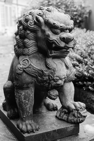 Brons lejon staty — Stockfoto