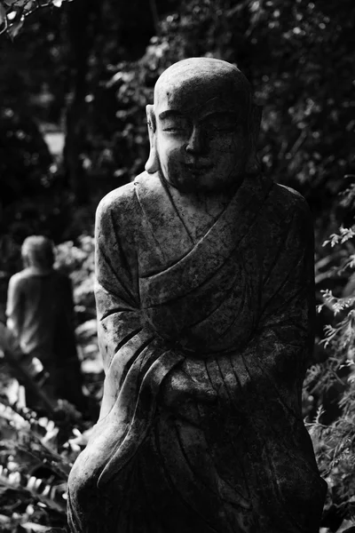 Ruined statue Ksitigarbha Bodhisattva — Stock Photo, Image