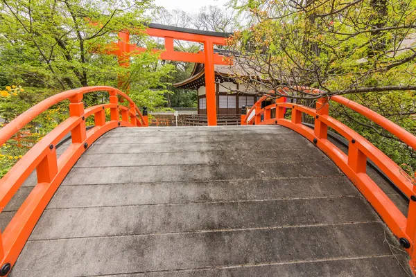 Orange arched bridge and Torii of shimogamo-jinja — Stock Photo, Image