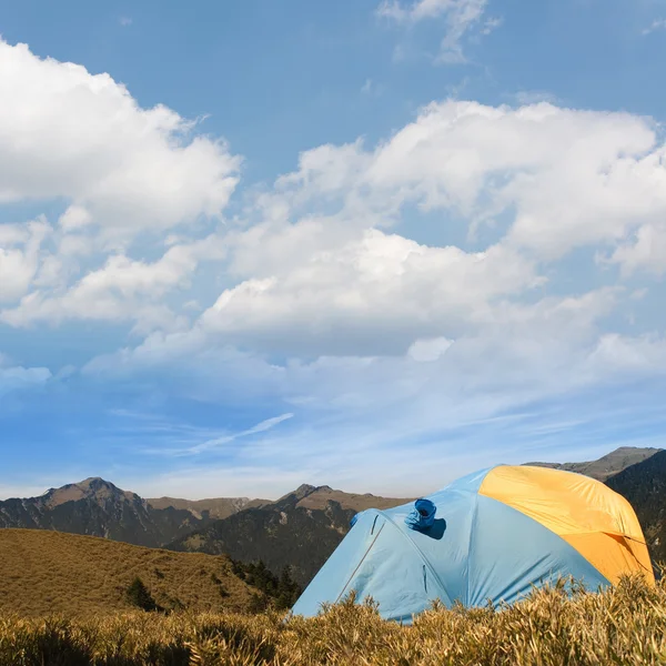 Tenda speciale posta sulla prateria di alta montagna . — Foto Stock