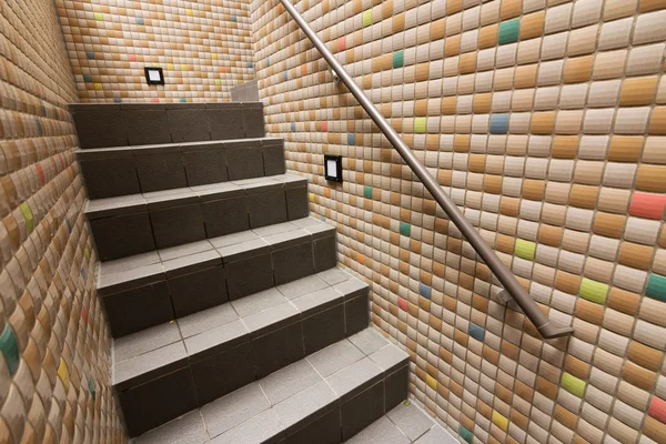 Pared de textura mosaico con escaleras — Foto de Stock