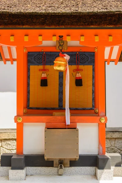 Japanische Tempelglocke und Spendenbox vor dem Altar. — Stockfoto