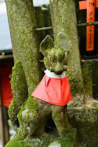 Closeup covered with moss stone fox statue. — Stock Photo, Image