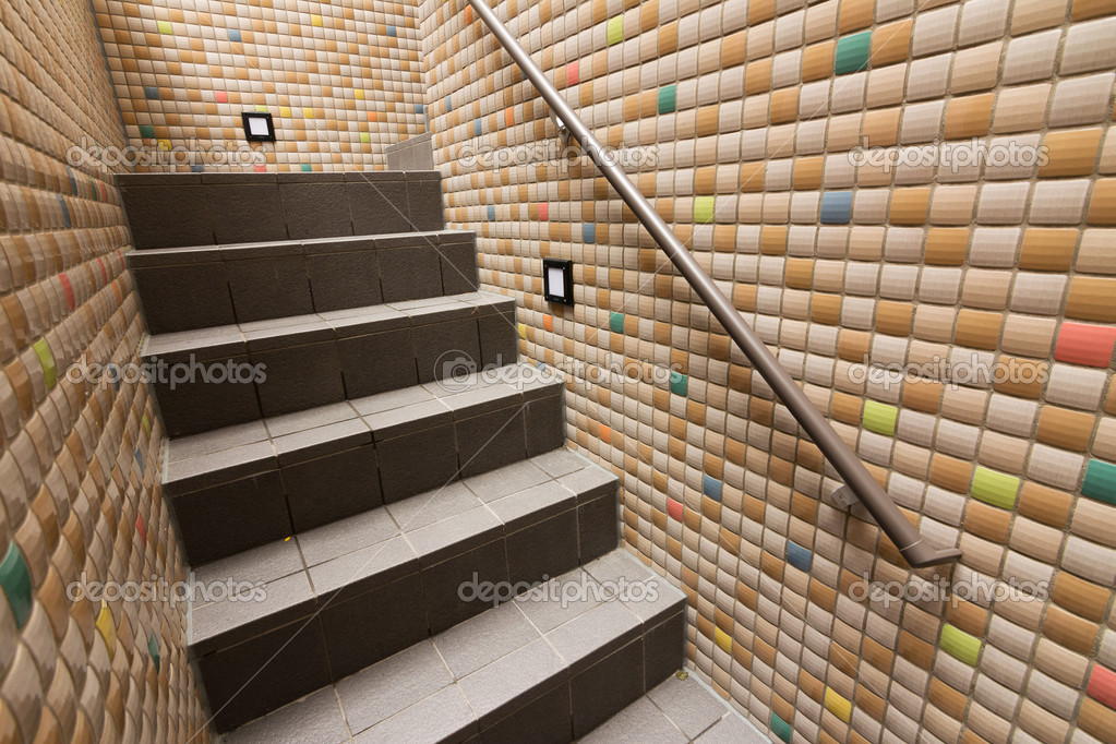 Pared de textura mosaico con escaleras 2023