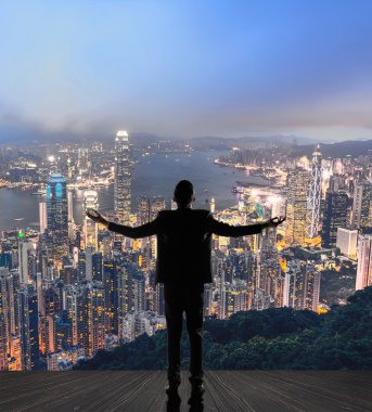 Kollarını açarak iş adamı