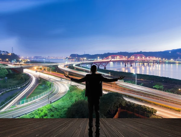 Hombre de negocios brazos abiertos — Foto de Stock