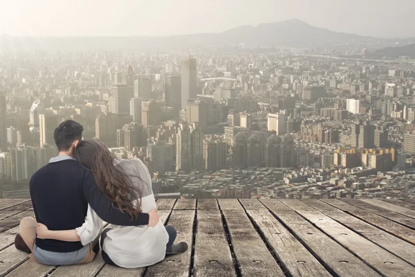 Asiático jovem casal sentar e abraçar juntos — Fotografia de Stock