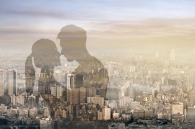 Asya çift kucaklama