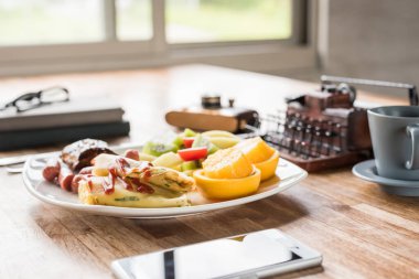 sabah kahvaltı ile masada kimse ile çalışma