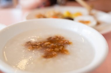 domuz eti ile beyaz pirinç lapası bir kase