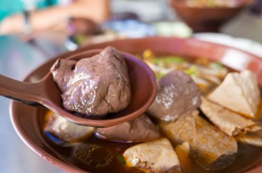 Restoranda Tayvan usulü baharatlı domuz kanı var.