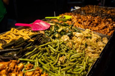 Gece pazarında Tayvan usulü kızarmış tavuğun geleneksel atıştırmalıkları.