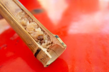 Tayvan usulü aperatifler bambu tüplerinde pilav pişirilir.