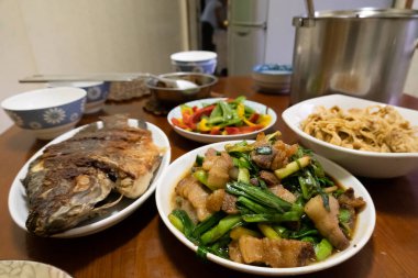 Masada et ve sebzeli ev yemeği.