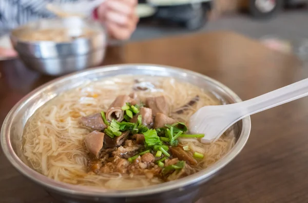 豚腸で細麺の台湾スナックを食べる — ストック写真