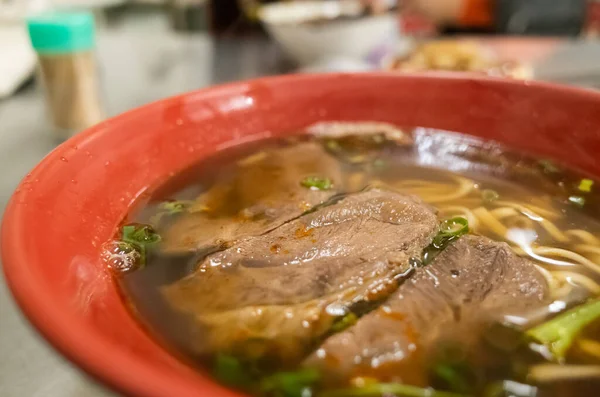 在台湾吃牛肉面汤 特写画面 — 图库照片