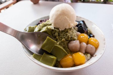 Renkli tatlı ve buzlu dondurma yemek, ünlü Tayvan atıştırmalıkları.