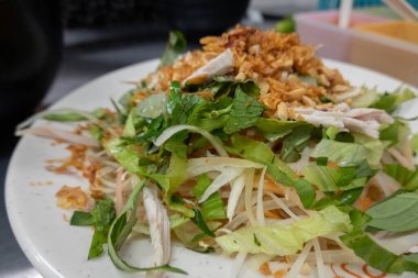 Tayvan 'da sebzeli Tayland usulü doğranmış tavuk salatası.