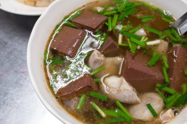 Tayvan usulü geleneksel domuz kanı çorbası.