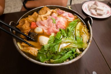 Tayvan restoranında sebzeli ve etli küçük bir tencere.