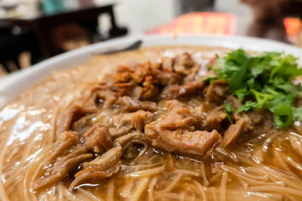 豚腸で細麺の台湾スナックを食べる — ストック写真