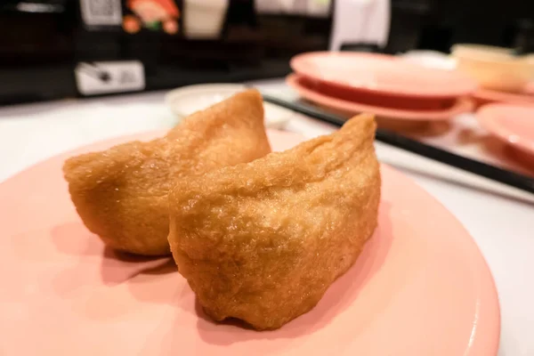 Inarizushi Auf Einem Gericht Einem Schnellen Sushi Restaurant — Stockfoto
