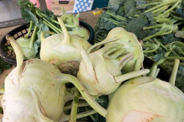 Tayvan 'daki pazar yerinde grup şalgam yığını