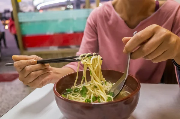 Ταϊβανέζικα Κίτρινα Νουντλς Σούπα Εστιατόριο Στην Ταϊβάν — Φωτογραφία Αρχείου