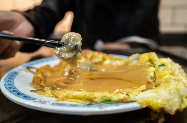 Frau Isst Traditionellen Taiwanesischen Snack Von Austernomelett — Stockfoto
