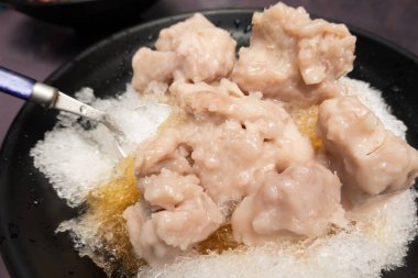 Renkli tatlı ve buzlu dondurma yemek, ünlü Tayvan atıştırmalıkları. 